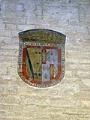Escudo ducal policromado sobre los muros de la Capilla Mayor